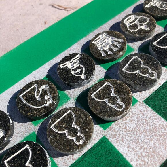 Chess Set - Green Black & White - Picture 5 of 10